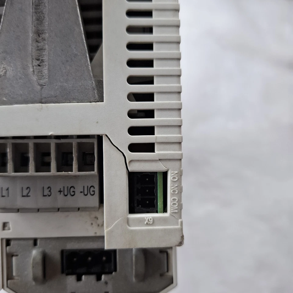 Lenze i550 VFD Inverter 5HP 4kW 400-480V 3-Phase CANopen IP20 I55AE222F10010002S